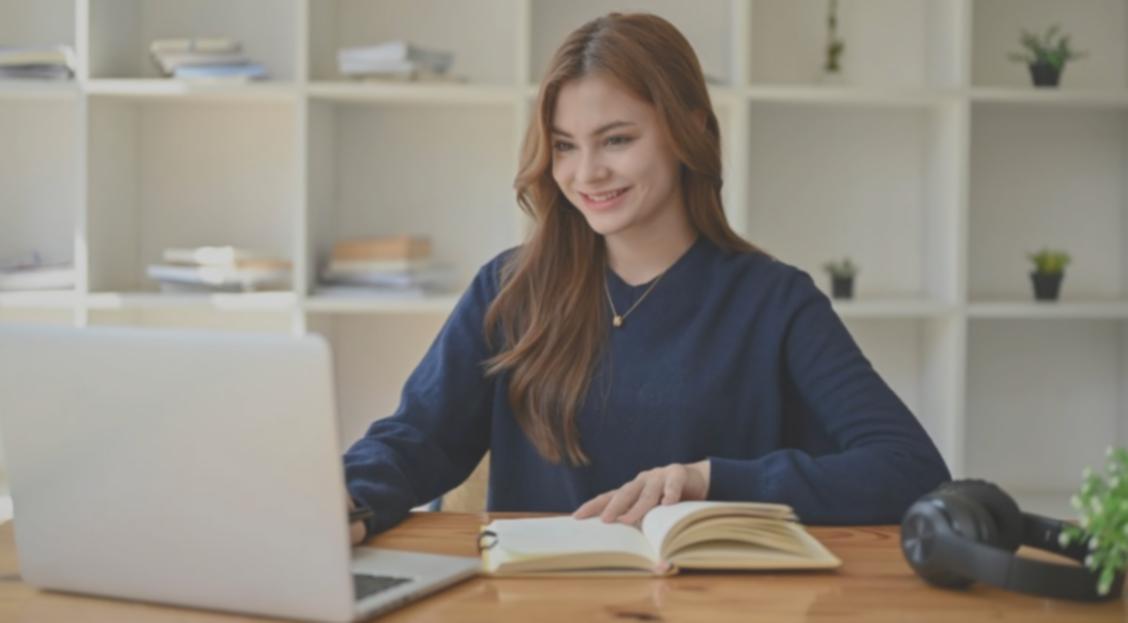 Moderne Arbeitsumgebung mit verschiedenen Geräten für Finanzanalyse